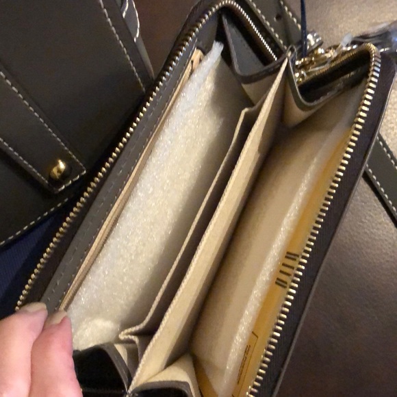 💝Dooney Florentine phone wristlet💝 - Picture 3 of 4